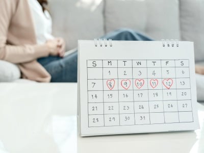 Ein Kalender, in dem die Tage markiert sind, an denen die Pillen eingenommen wurden.