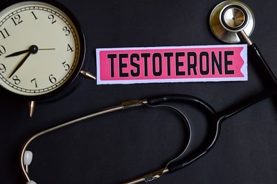 Testosteron-Insription mit Wecker und Stethoskop