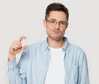 Ein gut aussehender Mann, der mit seiner Penisgröße unzufrieden ist