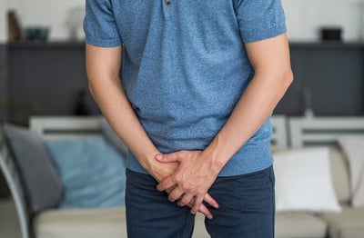 Ein Mann leidet unter Komplikationen bei der Verwendung eines Penisrings