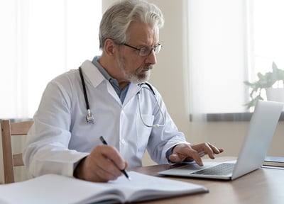  Ein Arzt bestimmt die SKAT-Dosierung während einer telemedizinischen Beratung