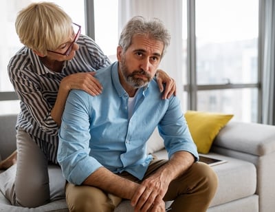 Ein Mann, der unter den Symptomen eines niedrigen Testosteronspiegels leidet