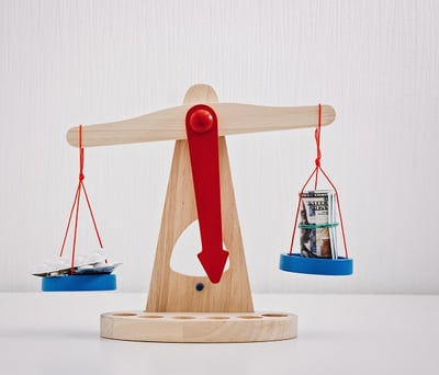 Geld und Medikamente auf der Waage