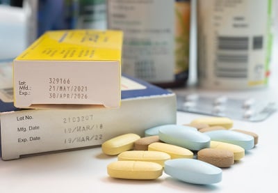 Pillen und Packungen mit Verfallsdatum