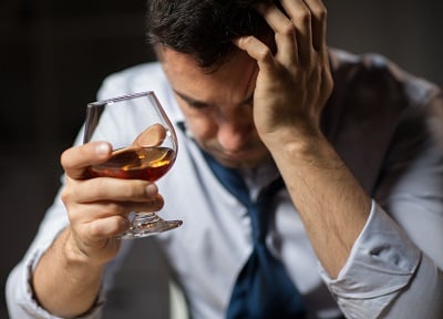 Ein Mann, der an einer alkoholbedingten Depression leidet