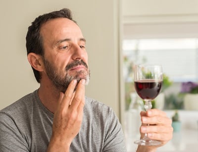 Ein Mann probiert ein Glas Rotwein