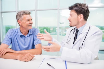Ein Gespräch unter dem Arzt und Patienten