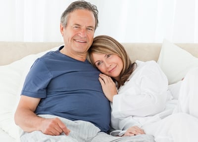 Ein Paar liegt im Bett, zufrieden mit seinem Sexualleben und der Leistungsfähigkeit des Mannes