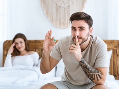 Ein Mann nimmt vor dem Sex heimlich ein Potenzmittel ein