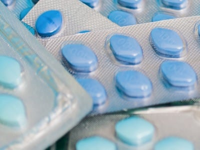 Blister mit verschiedenen blauen Pillen
