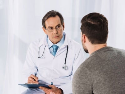 Ein Mann im Gespräch mit einem Arzt
