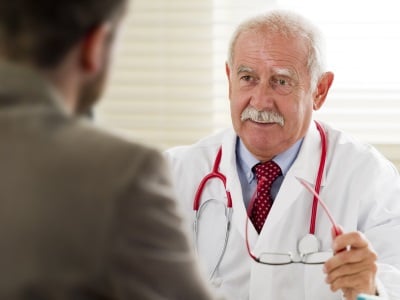 Ein Mann konsultiert einen Arzt wegen Erektionsproblemen