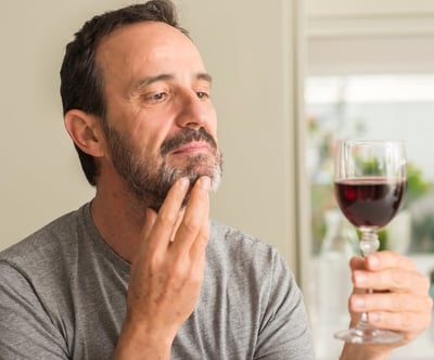 Ein Mann mit dem Glas Rotwein