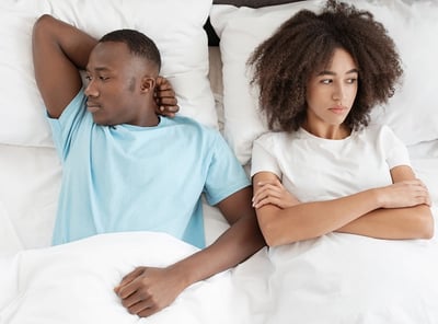 Ein Paar hat Probleme im Bett aufgrund von Anzeichen einer Erektionsstörung beim Mann