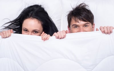  Ein frisches Paar im Bett, neugierig auf seine sexuellen Erfahrungen