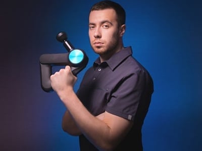 Physiotherapeut mit elektrischem Massagegerät