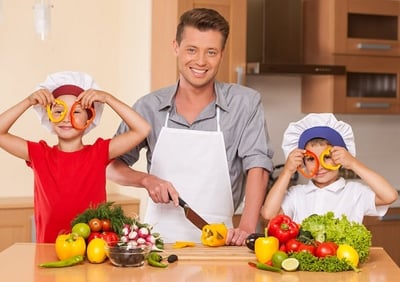 Eine Familie am Kochen