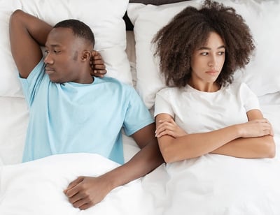  Junges afrikanisch-amerikanisches Paar mit Problemen im Bett aufgrund verminderter Libido der Frau