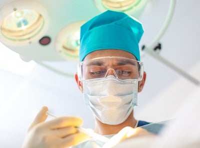 Ein Arzt führt eine Haartransplantation durch, um die Geheimratsecken zu entfernen.
