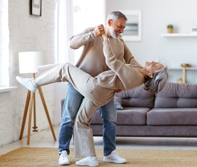 Ein Mann tanzt energisch mit seiner Frau.