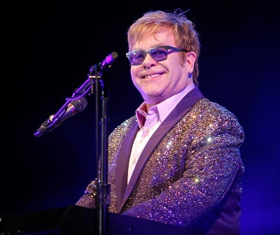 Elton John hat zugegeben, sich vor Jahren einer Haartransplantation unterzogen zu haben.