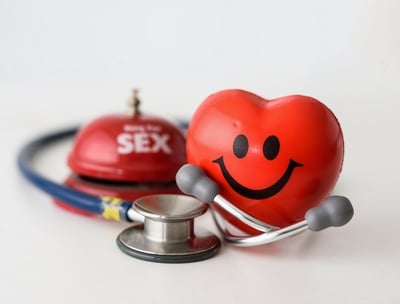 Ein Bild des "Sex"-Ringes Buttom, des Stetoskops und des Herzens