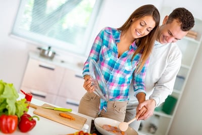 Ein glückliches Paar kocht gemeinsam gesundes Essen