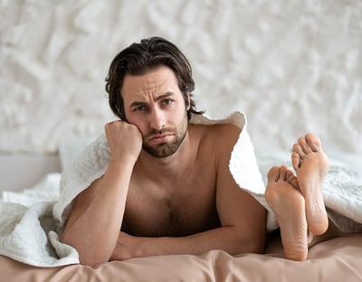 Ein Mann hat das Interesse an Sex verloren, was ein Symptom für Libidoverlust ist