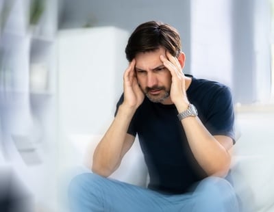 Ein Mann leidet unter Kopfschmerzen als Nebenwirkung von PDE-5-Hemmern