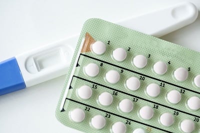 Bild von Schwangerschaftstest und Antibabypille