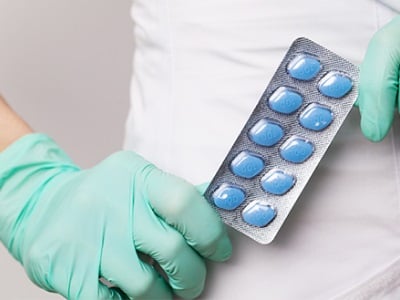 Eine Krankenschwester hält eine Packung Viagra