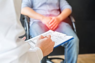 Ein Mann unterzieht sich einer medizinischen Untersuchung wegen Priapismus