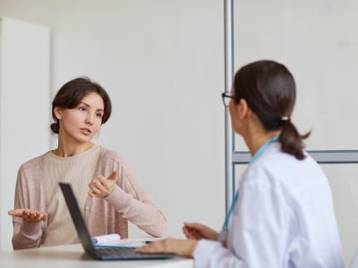 Eine Frau berät sich mit einer Ärztin, ob sie nach der Pille nicht unfruchtbar werden kann