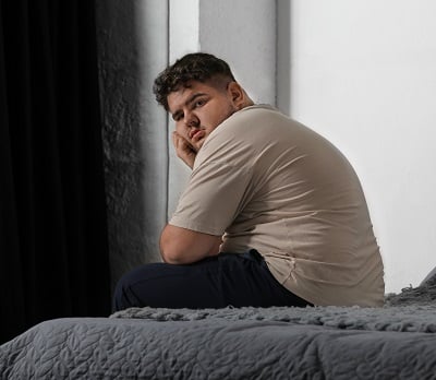  Depressiver übergewichtiger Mann, der unter Erektionsproblemen leidet