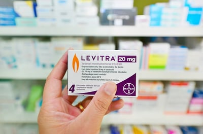 Ein Mann hält eine Packung Levitra (Vardenafil) 20 mg