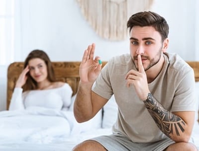 Ein Mann, der Viagra für eine bessere Erektion einnimmt