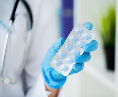  Eine Ärztin hält einen Blister mit Viagra-Pillen