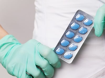 Eine Ärztin hält einen Blister mit Viagra-Tabletten