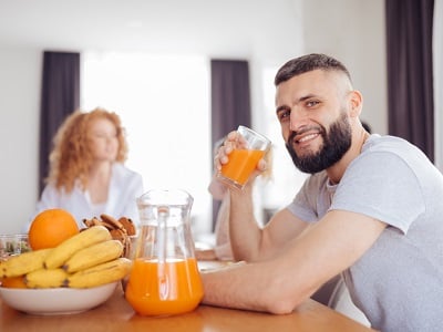 Glückliches Paar bei vitaminreichem Frühstück