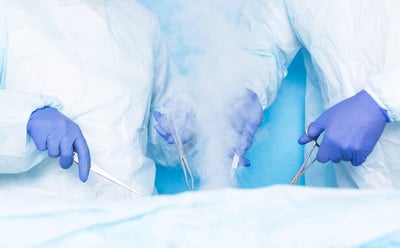 Urologen, die einen chirurgischen Eingriff vornehmen