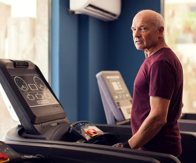 Ein älterer Mann treibt Sport, um die Symptome der Wechseljahre zu lindern