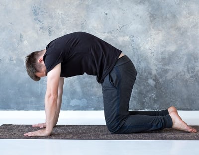 Ein Mann macht Yoga-Übungen, die gut für die Potenz sind.