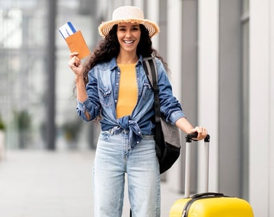 Glückliche junge Frau auf einer Flugreise