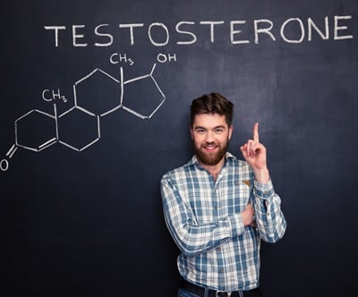 Ein Mann, der auf die chemische Struktur des Testosteronmoleküls zeigt