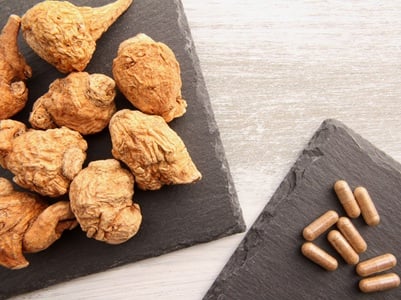  Getrocknete Maca und Maca-Kapseln