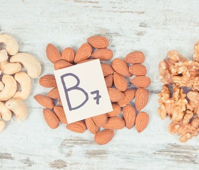Verschiedene Nüsse, die Biotin (Vitamin B7) enthalten