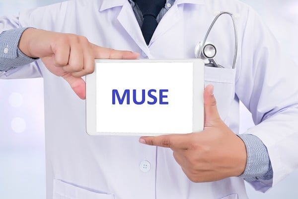 Arzt hält digitales Tablet mit MUSE darauf