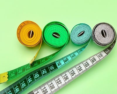 Bunte Maßbänder mit verschiedenen Größen gemessen