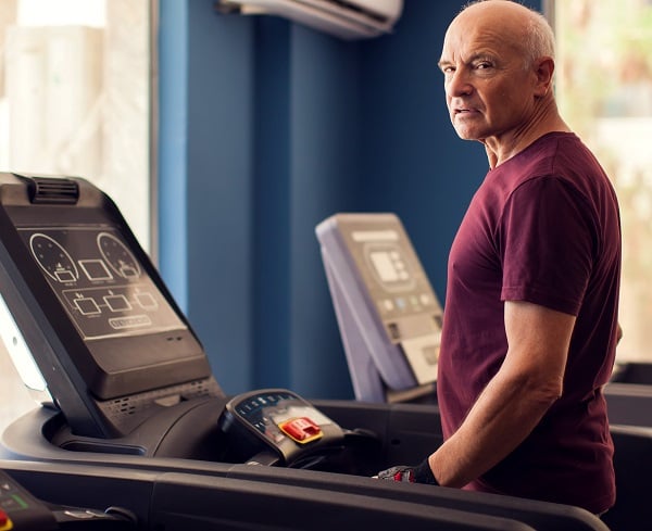 Ein älterer Mann macht Fitness, um in Form zu bleiben und Testosteron zu steigern