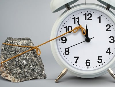 Zeit auf der Uhr stoppen durch Stein als ein Verzögerungskonzept.